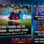 Đồ họa điểm tin bóng đá tổng hợp trên nền tảng Xoilac TV, với Frenkie de Jong chấn thương đầu gối bên trái và Xabi Alonso đến Chelsea, Andrea Pirlo đến tuyển Ý bên phải.